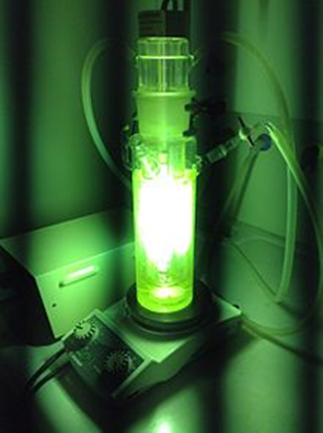 Réacteur photochimique à puits d'immersion